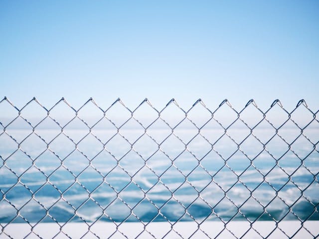 Barrier fence